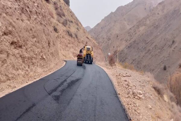 ببینید| ادامه عملیات آسفالت محور روستایی کلارود-گشنادر از توابع جاده کرج کندوان