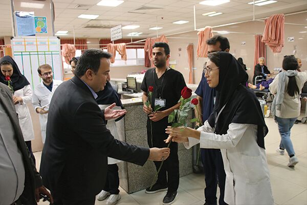 ببینید | تجلیل از کادر پرستاری و پزشکی و عیادت از مجروحان حوادث ترافیکی در بیمارستان رجایی شیراز