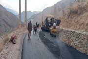 ببینید| ادامه عملیات آسفالت محور روستایی کلارود -گشنادر از توابع جاده کرج کندوان