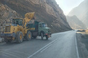 ببینید| عملیات ریزش برداری و حمل تراشه‌ها‌ی کنار جاده جهت ایمن کردن شانه محور حمیل به اسلام آباد غرب استان کرمانشاه