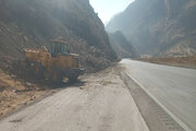 ببینید| عملیات ریزش برداری و حمل تراشه‌ها‌ی کنار جاده جهت ایمن کردن شانه محور حمیل به اسلام آباد غرب استان کرمانشاه