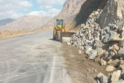 ببینید| عملیات ریزش برداری و حمل تراشه‌ها‌ی کنار جاده جهت ایمن کردن شانه محور حمیل به اسلام آباد غرب استان کرمانشاه