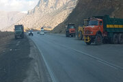 ببینید| عملیات ریزش برداری و حمل تراشه‌ها‌ی کنار جاده جهت ایمن کردن شانه محور حمیل به اسلام آباد غرب استان کرمانشاه