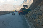 ببینید| عملیات ریزش برداری و حمل تراشه‌ها‌ی کنار جاده جهت ایمن کردن شانه محور حمیل به اسلام آباد غرب استان کرمانشاه