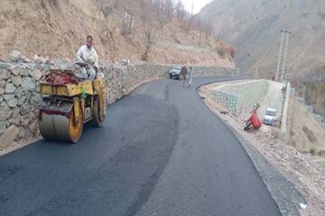 ببینید| ادامه عملیات آسفالت محور روستایی کلارود -گشنادر از توابع جاده کرج- کندوان