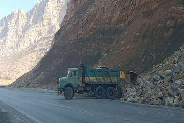 ببینید| عملیات ریزش برداری و حمل تراشه‌های کنار جاده جهت ایمن کردن شانه محور حمیل به اسلام آباد غرب استان کرمانشاه