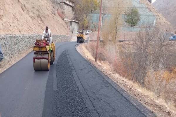 ببینید| ادامه عملیات آسفالت محور روستایی کلارود -گشنادر از توابع جاده کرج کندوان