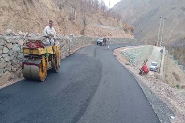 ببینید| ادامه عملیات آسفالت محور روستایی کلارود -گشنادر از توابع جاده کرج- کندوان