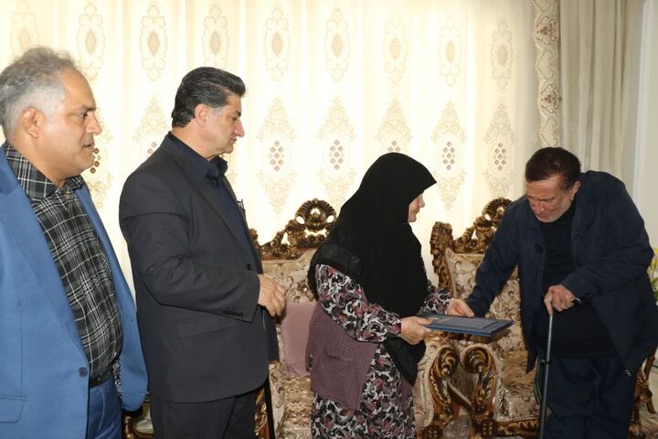 دیدار مشاور وزیر راه و شهرسازی در امور ایثارگران با خانواده شهید افشاری در زنجان