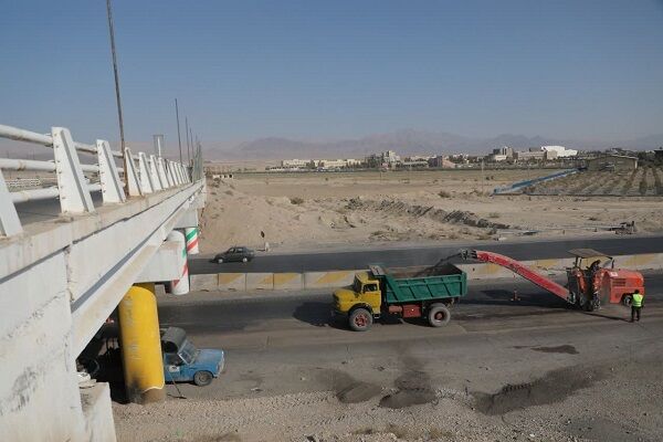 آغاز عملیات تراش، لکه گیری و روکش آسفالت در محور سمنان_دامغان