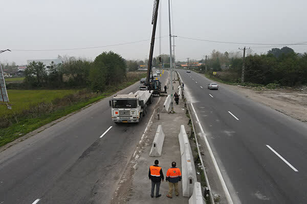 ویدئو |اجرای عملیات نصب نیوجرسی مفصلی در محور رشت -انزلی (محدوده خمام)