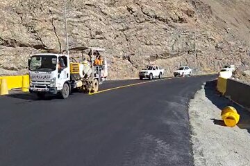 ویدیو|عملیات خط کشی محور کرج کندوان محدوده پل تکاوران حوزه راهداری گچسر