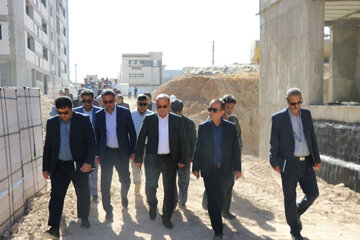 مدیرکل راه و شهرسازی فارس از پروژه‌های نهضت ملی مسکن و راهسازی شهرستان کازرون بازدید کرد