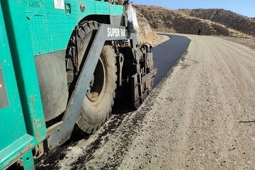 اجرای آسفالت گرم و خط کشی در راه های روستایی پایه و بقمچ شهرستان‌های گلبهار و چناران