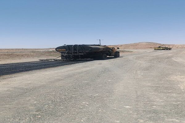 اجرای عملیات آسفالت سرد محور فریمان – اسدآباد و راه روستایی اره کمر در شهرستان فریمان