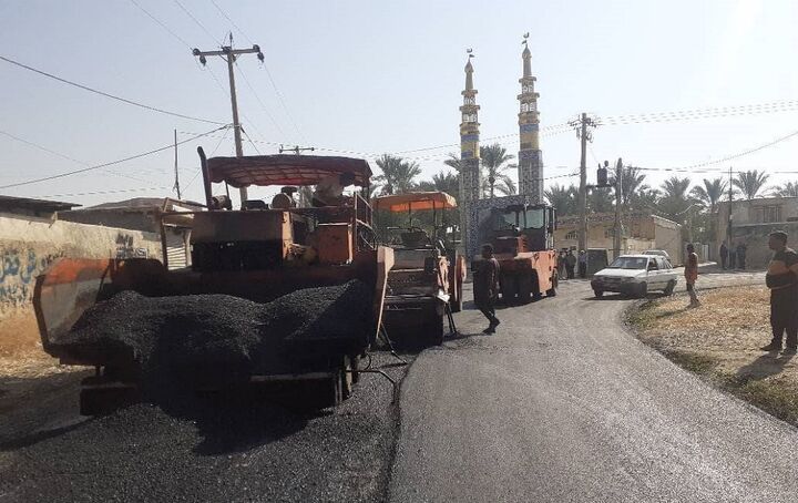 آغاز روکش آسفالت محور ارتباطی دهستان فامور شهرستان کازرون