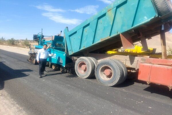 انجام عملیات بهسازی و روکش آسفالت محور تایباد – مشهدریزه حدفاصل روستای چهاربرجی استان خراسان رضوی