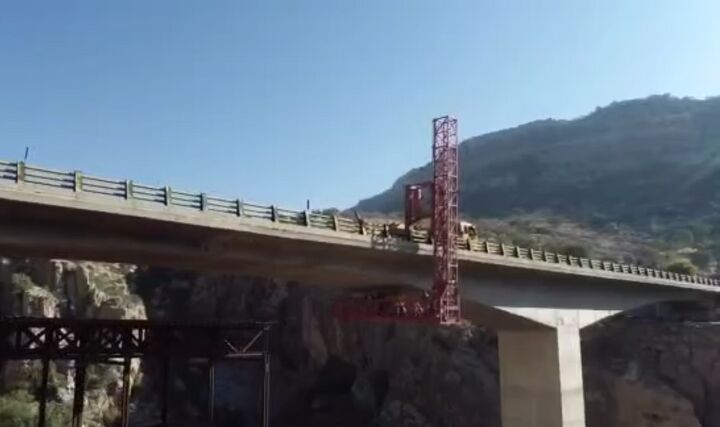 استفاده از دستگاه تخصصی بازدید پل در پل دره نرگسی محور شیراز – کازرون