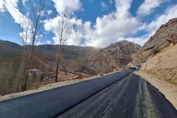 ببینید|عملیات آسفالت محور روستایی آزادبر از توابع جاده کرج کندوان