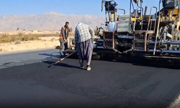ویدیو| آغاز عملیات روکش آسفالت محور داراب - بندرعباس