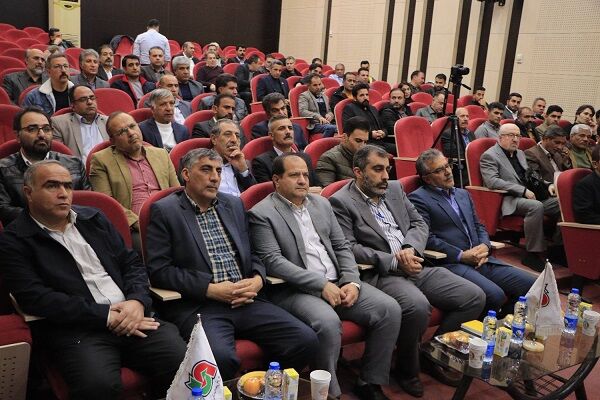 نشست هم‌اندیشی سرپرست اداره کل راهداری و حمل‌ و نقل جاده‌ای استان کرمانشاه با پیمانکاران و مشاوران