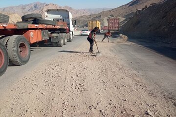 پاکسازی سطح جاده از خاک و سنگ‌ریزه در محدوده ترانشه محور حاجی آباد -سیرجان(هرمزگان)