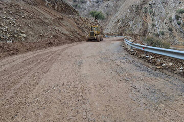 ببینید| ریزش برداری، رفع انسداد و  پاکسازی سطح جاده از گل و لای مسیر جوانرود_بانی لوان استان کرمانشاه