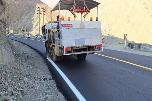 ویدیو|عملیات خط کشی جاده کرج کندوان حوزه راهداری گچسر