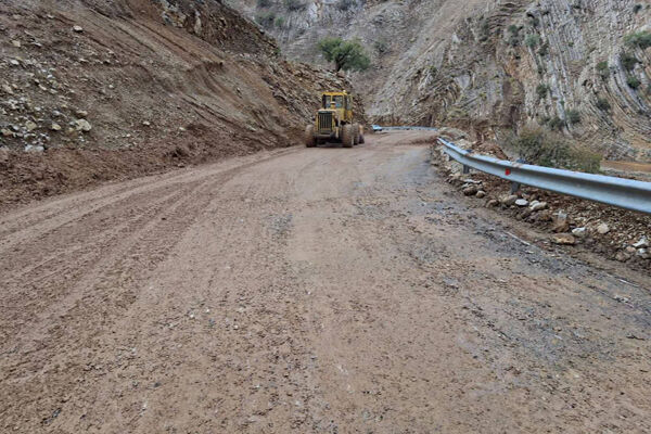 ببینید| ریزش برداری، رفع انسداد و  پاکسازی سطح جاده از گل و لای مسیر جوانرود_بانی لوان استان کرمانشاه