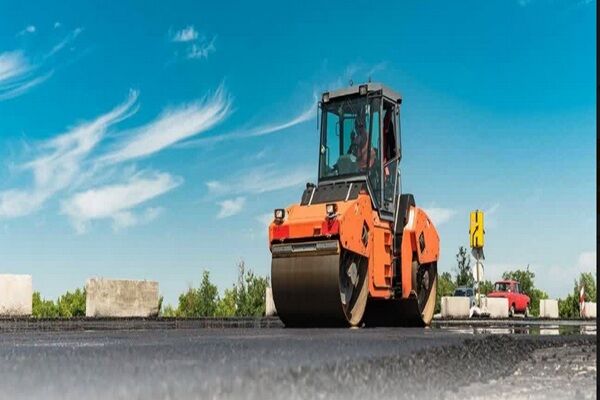 آغاز روکش آسفالت در محورهای مواصلاتیِ ترانزیتی شمال آذربایجان غربی وبازرگان