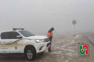 ویدیو|آغاز بارش برف در ارتفاعات جاده جدید هشتگرد طالقان و آماده باش راهداران طالقان  در جاده ها