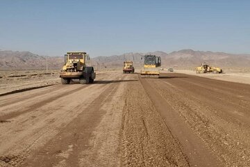 ببینید| تلاش‌ مستمر اداره کل راه و شهرسازی سیستان و بلوچستان برای ساخت ۳۲ کیلومتر بزرگراه در محور زاهدان - بم