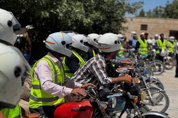 توزیع ۵۰۰ عدد کلاه ایمنی بین راکبان موتورسیکلت در روستاهای خراسان شمالی