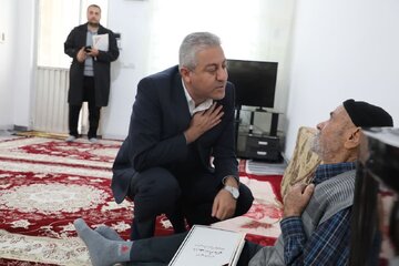 دیدار مدیرکل راه و شهرسازی آذربایجان غربی با خانواده ۲ شهید