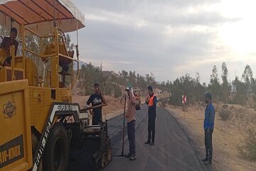 عملیات آسفالت محور روستایی کت در شهرستان بهمئی