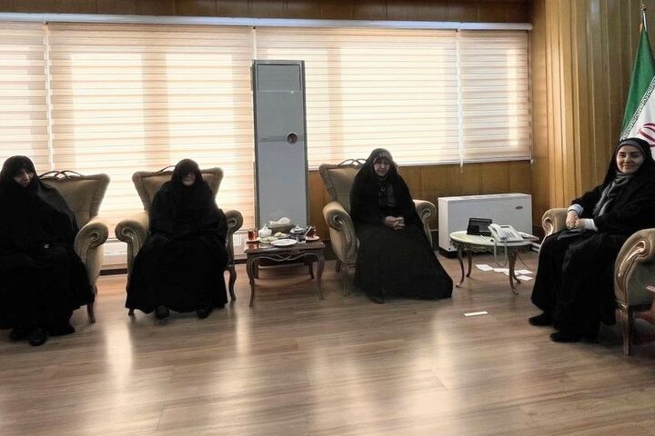 تجلیل وزیر راه و شهرسازی از خانواده سه شهید زنجانی