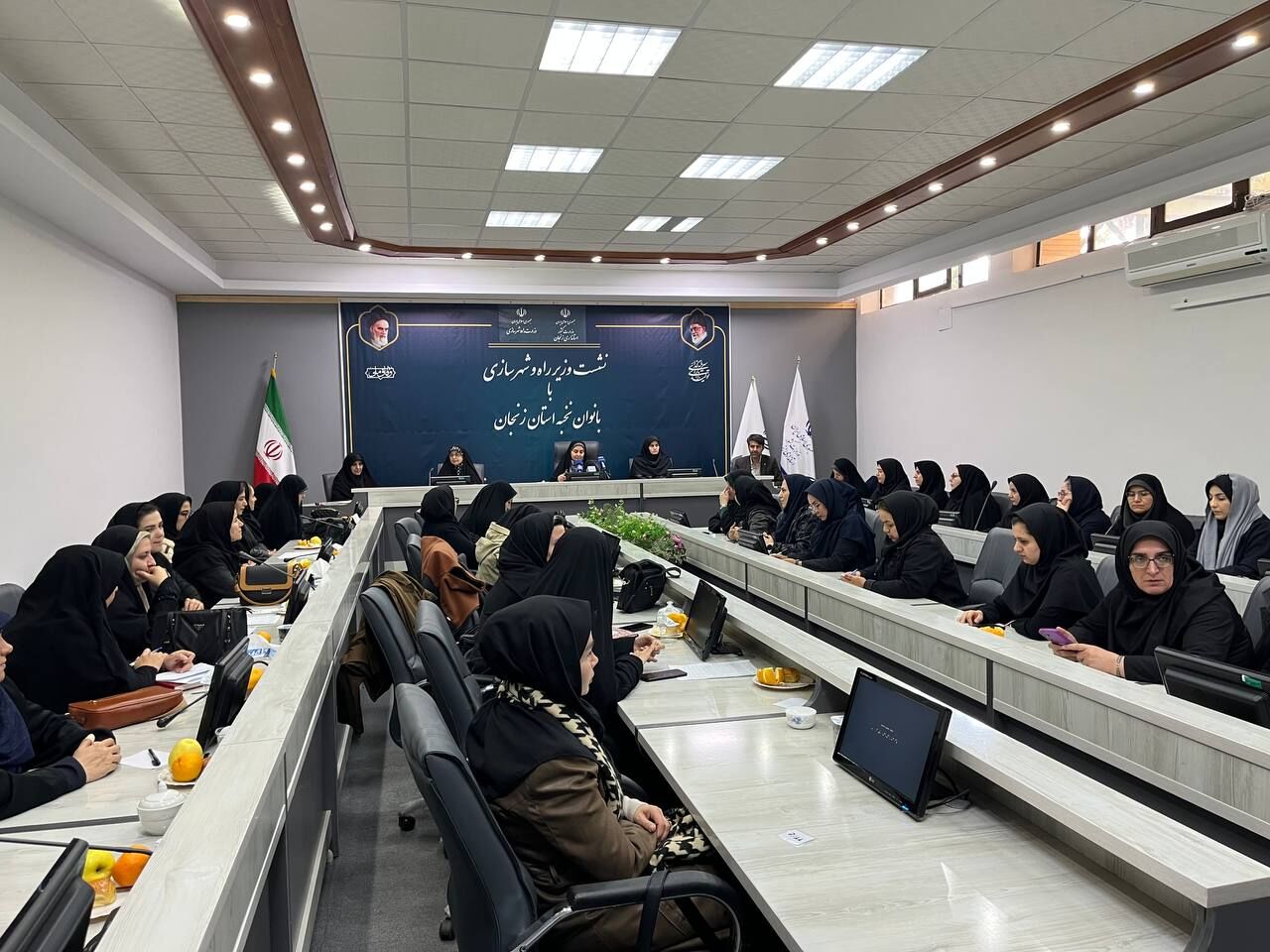 تأکید وزیر راه و شهرسازی بر نقش محوری زنان در توسعه و حکمرانی