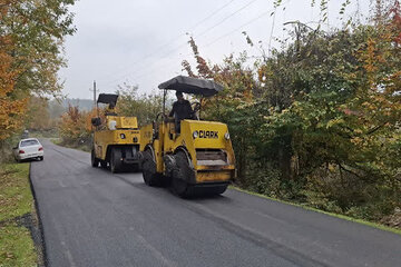 اجرای عملیات روکش آسفالت محور روستایی سلکی‌سر – عزیزکیان شهرستان رشت