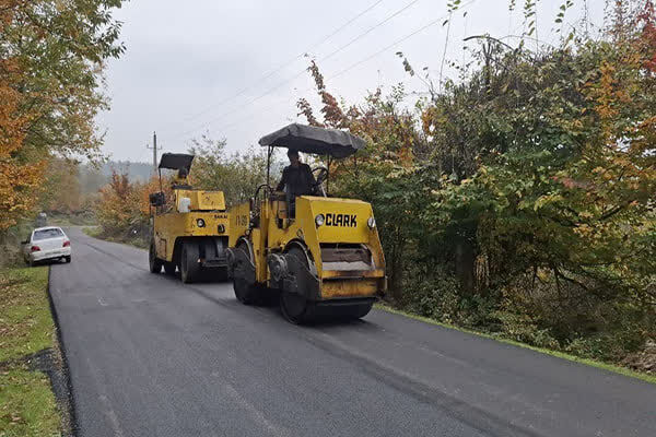 اجرای عملیات روکش آسفالت محور روستایی سلکی‌سر – عزیزکیان شهرستان رشت