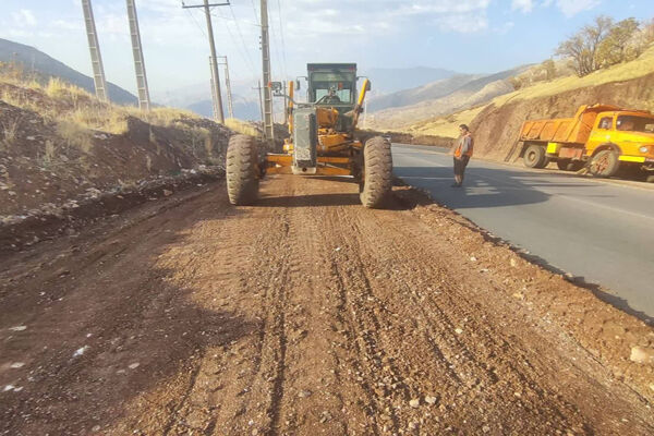 ببینید| تداوم عملیات تیغه زنی و تسطیح  شانه جاده در محور پاوه به نوسود استان کرمانشاه