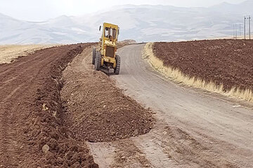 ببینید| ️تداوم عملیات بهسازی راه، شن ریزی، تسطیح و تراکم در راه روستایی خانم آباد در روانسر استان کرمانشاه