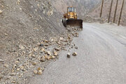 ببینید| ریزش برداری و پاکسازی های پی در پی سطح جاده از سنگریزه و سنگ و جلوگیری از انسداد و اختلال در تردد مسیر جوانرود بان لوان