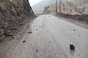 ببینید| ریزش برداری و پاکسازی های پی در پی سطح جاده از سنگریزه و سنگ و جلوگیری از انسداد و اختلال در تردد مسیر جوانرود بان لوان
