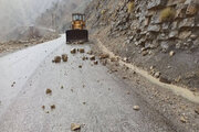 ببینید| ریزش برداری و پاکسازی های پی در پی سطح جاده از سنگریزه و سنگ و جلوگیری از انسداد و اختلال در تردد مسیر جوانرود بان لوان