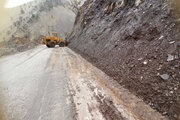 ببینید| ریزش برداری و پاکسازی های پی در پی سطح جاده از سنگریزه و سنگ و جلوگیری از انسداد و اختلال در تردد مسیر جوانرود بان لوان