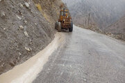 ببینید| ریزش برداری و پاکسازی های پی در پی سطح جاده از سنگریزه و سنگ و جلوگیری از انسداد و اختلال در تردد مسیر جوانرود بان لوان