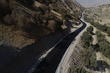 ویدیو|بهسازی و روکش آسفالت فاز دوم راه روستایی بانخشک-ریزه وند-سرچم لو شهرستان چوار در استان ایلام