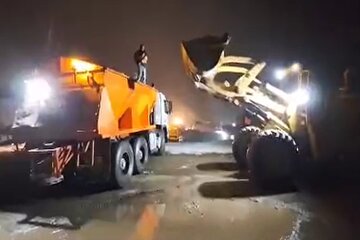 ویدیو| عملیات نمک پاشی و یخ زدایی محور کرج کندوان