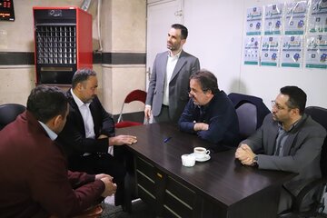 گفت‌وگوی چهره‌به‌چهره مدیرکل راه و شهرسازی البرز با مردم در محل میز خدمت