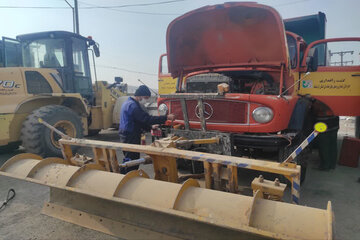 ببینید|  عملیات نصب تیغه برف‌روب ماشین آلات راهداری مستقر در راهدارخانه چهار زبر استان کرمانشاه